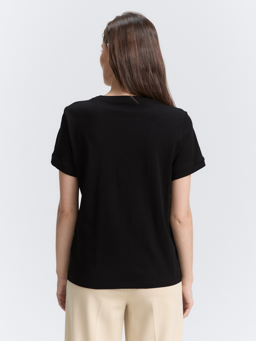 camiseta con estampado de logotipo