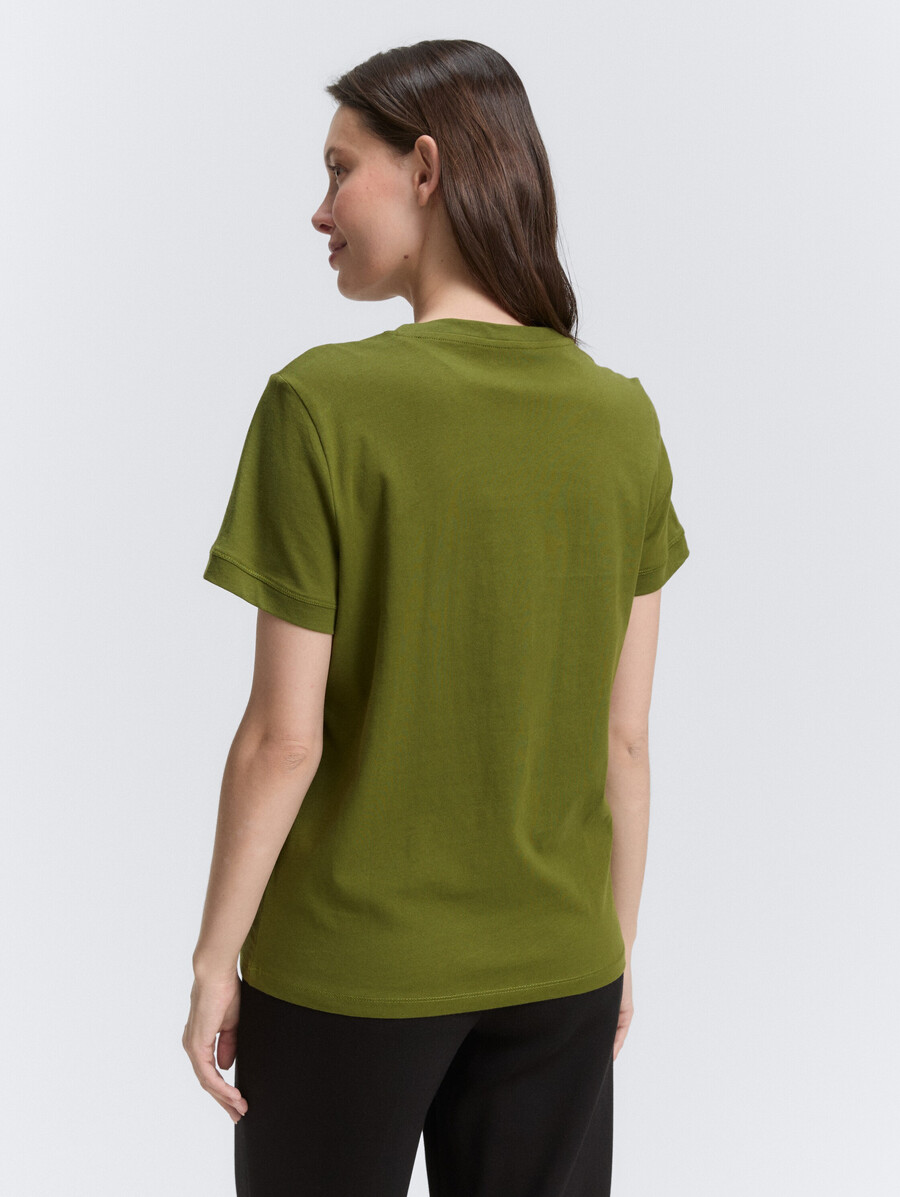 camiseta con estampado de logotipo
