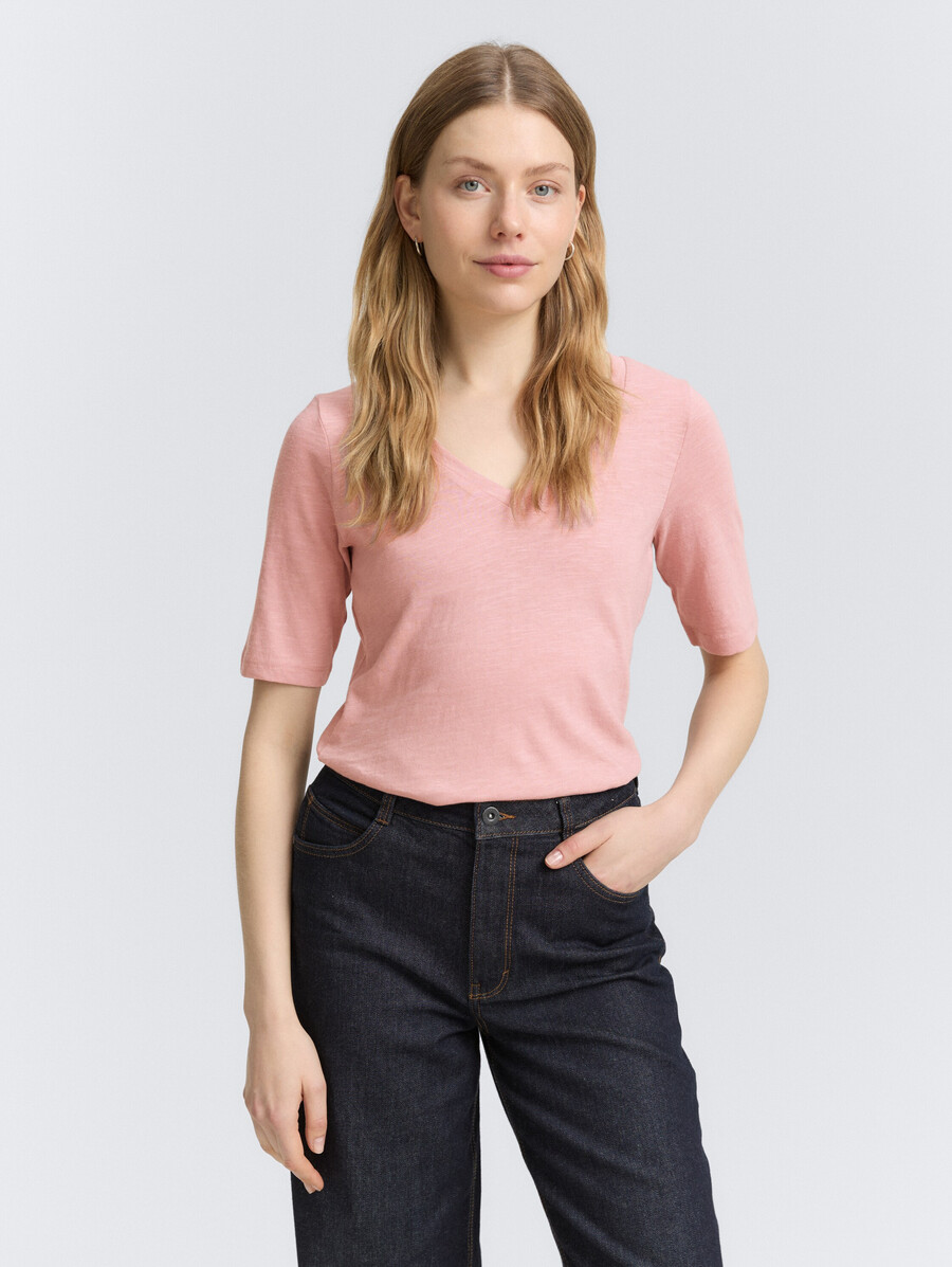 camiseta con cuello en v