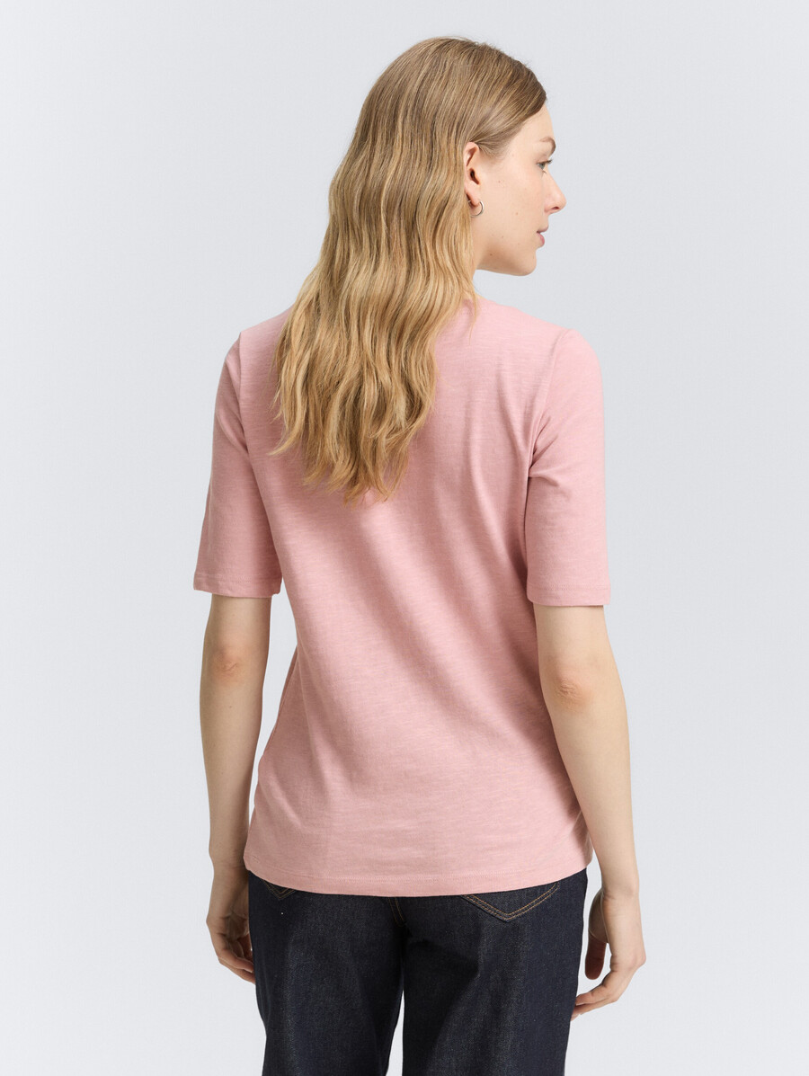 camiseta con cuello en v