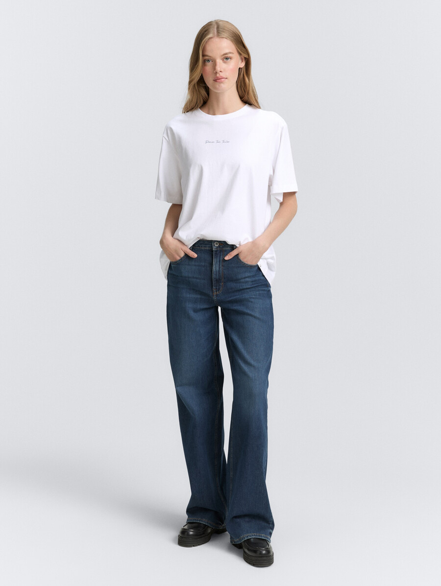 camiseta oversize con estampado en la espalda
