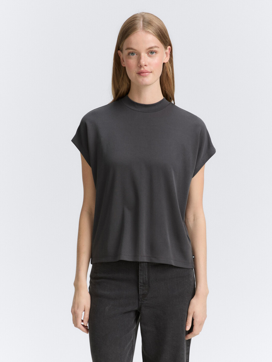 camiseta con mangas de murciélago