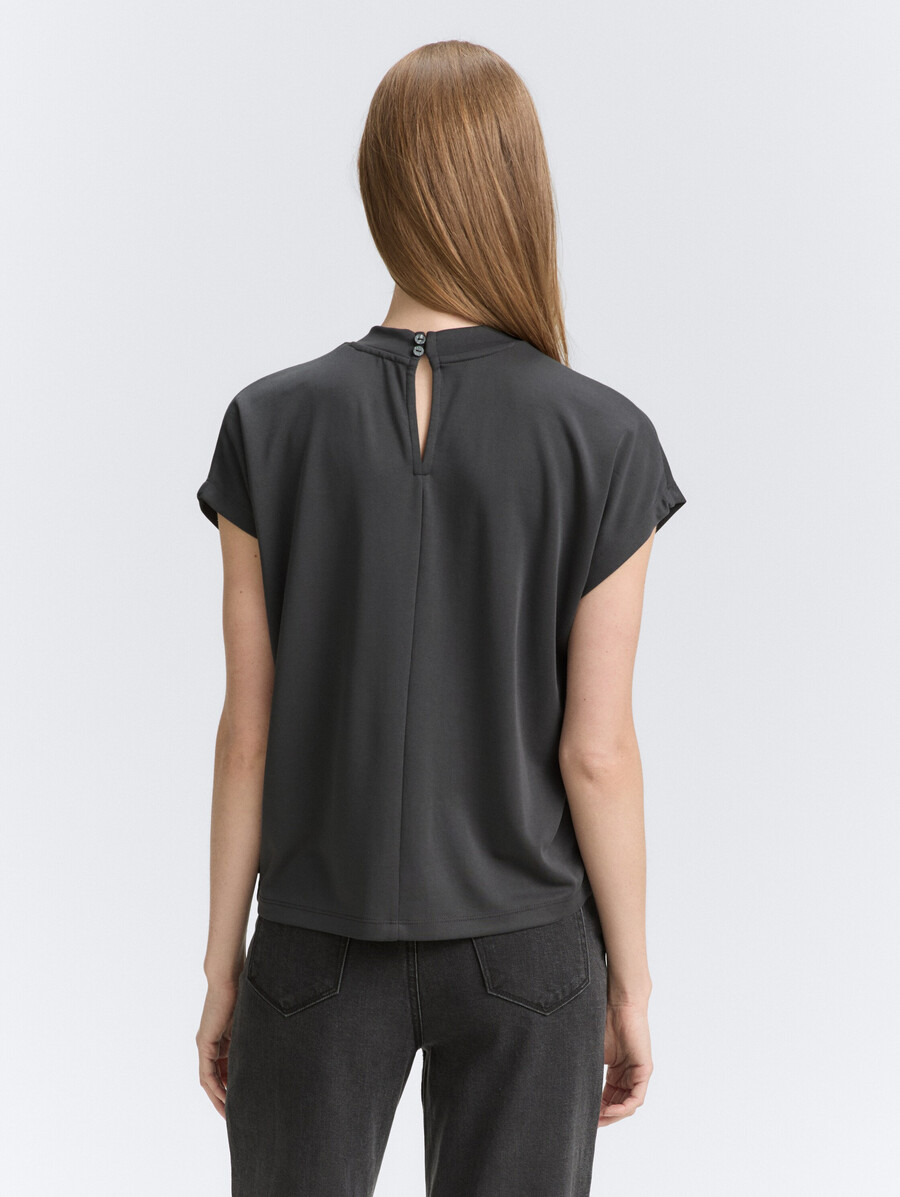 camiseta con mangas de murciélago