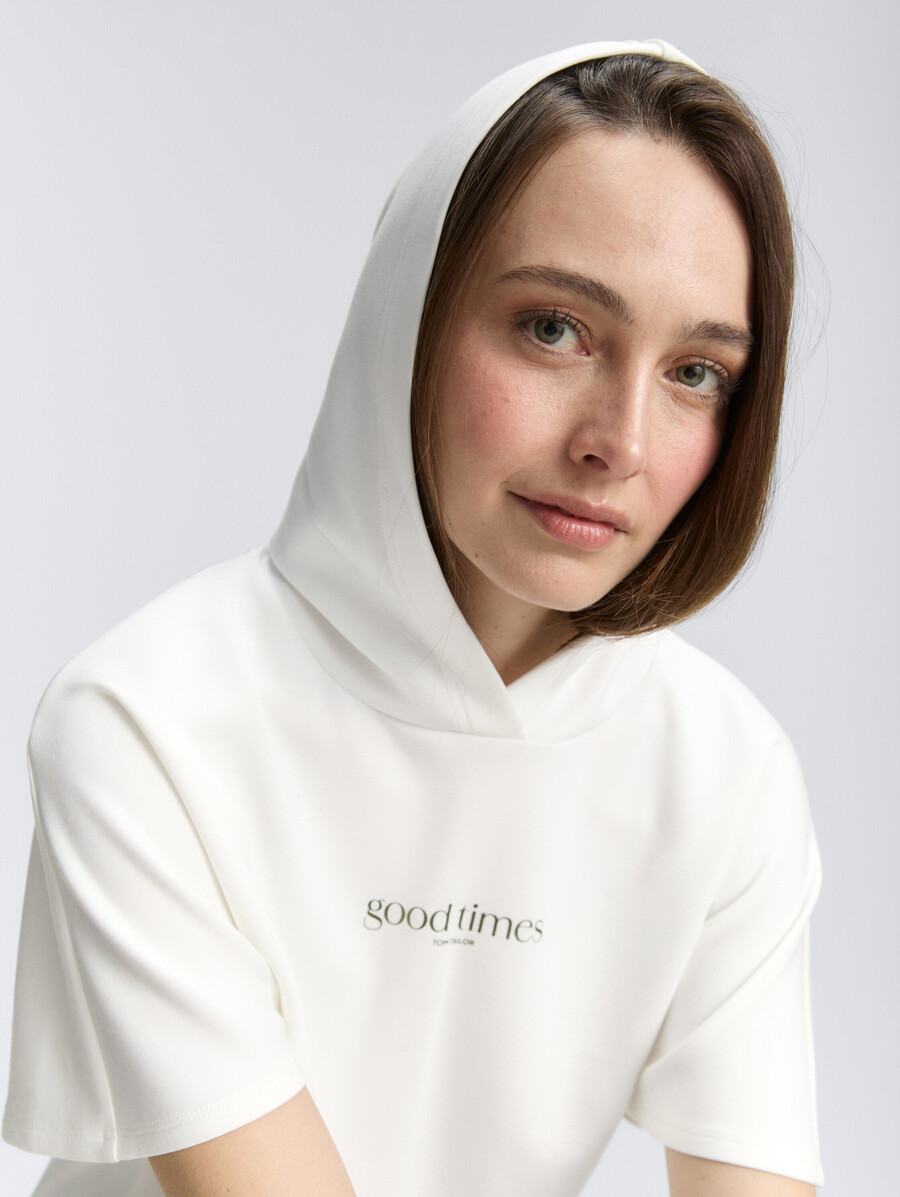 camiseta con capucha