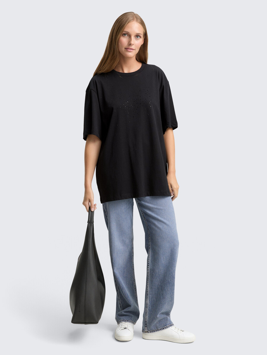 camiseta oversize con pedrería