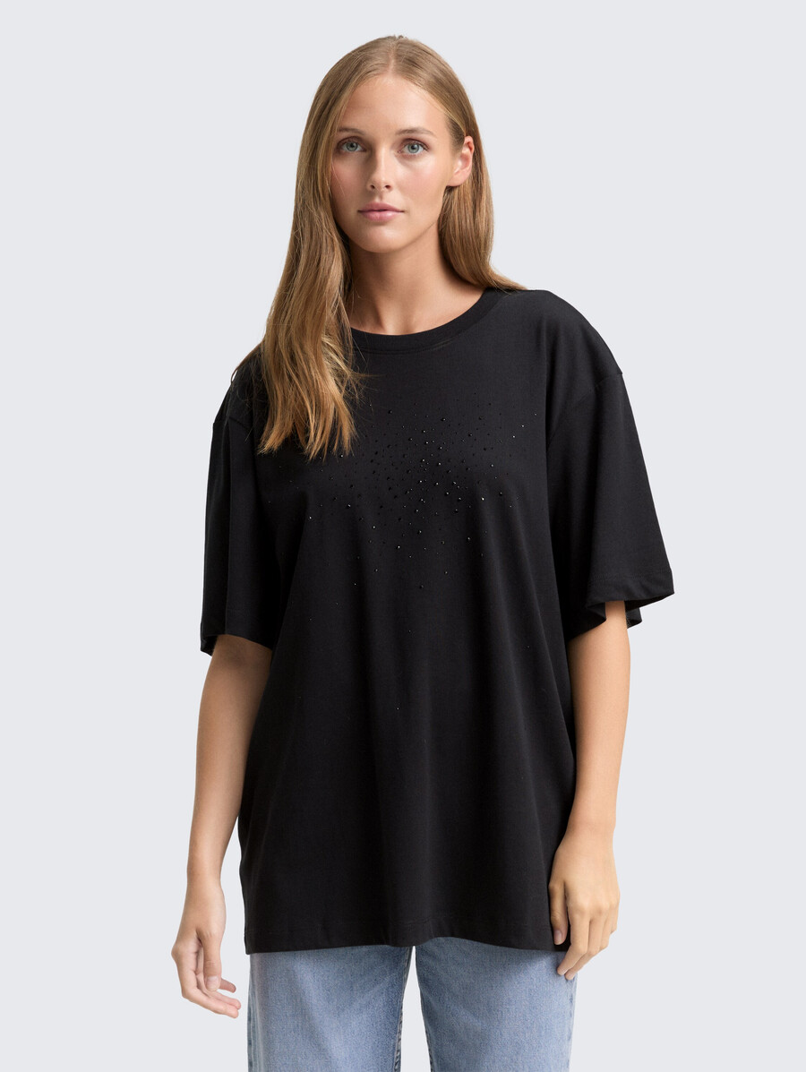 camiseta oversize con pedrería