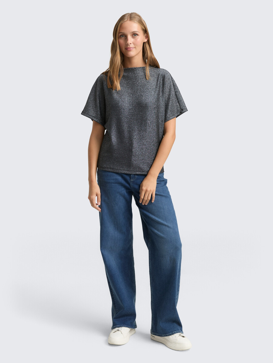 camiseta con purpurina y mangas de murciélago