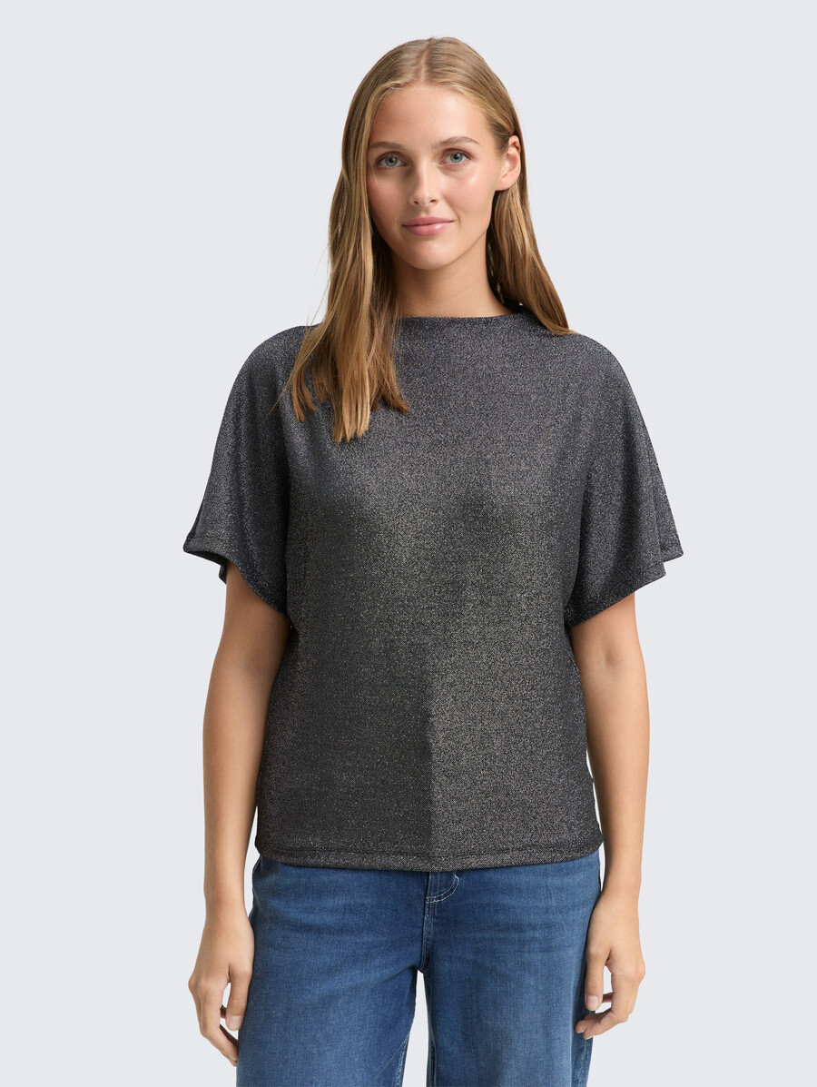 camiseta con purpurina y mangas de murciélago