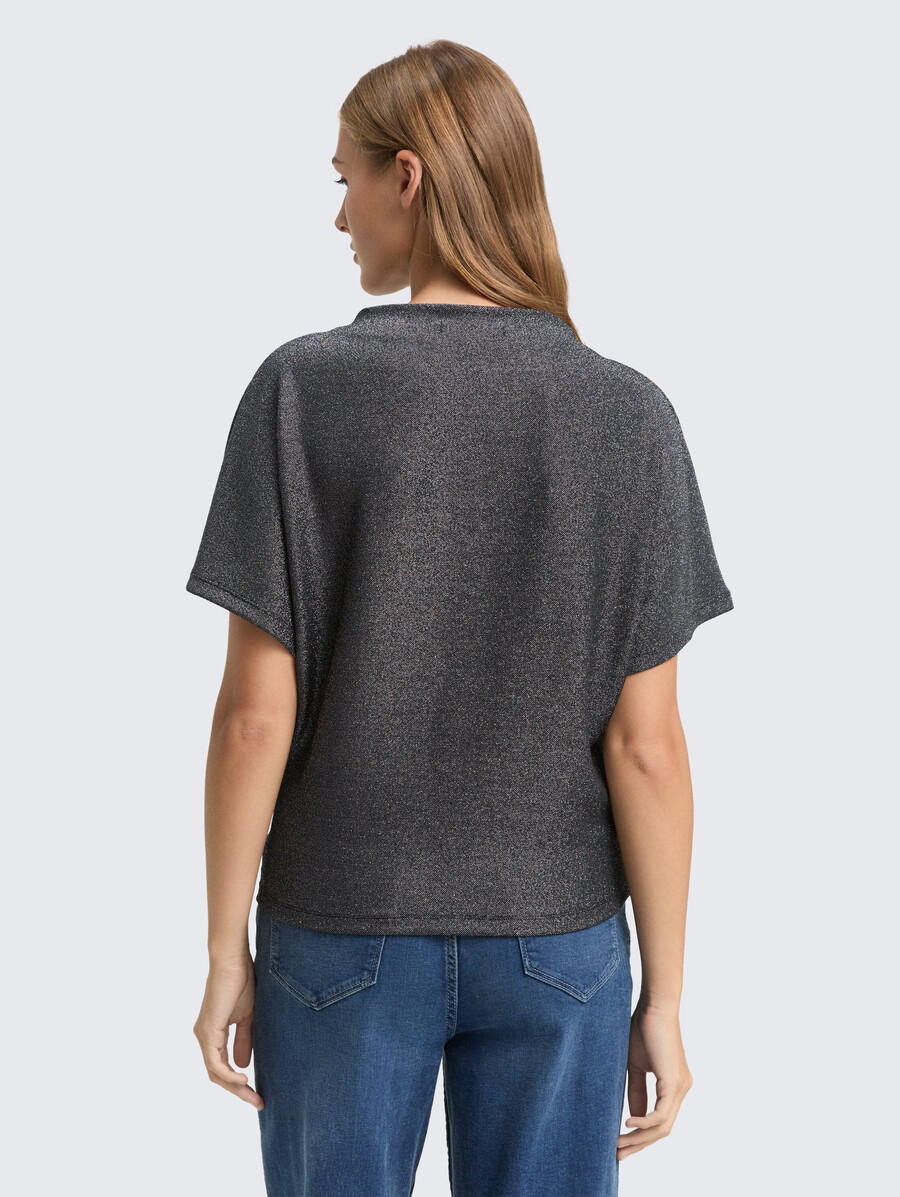 camiseta con purpurina y mangas de murciélago