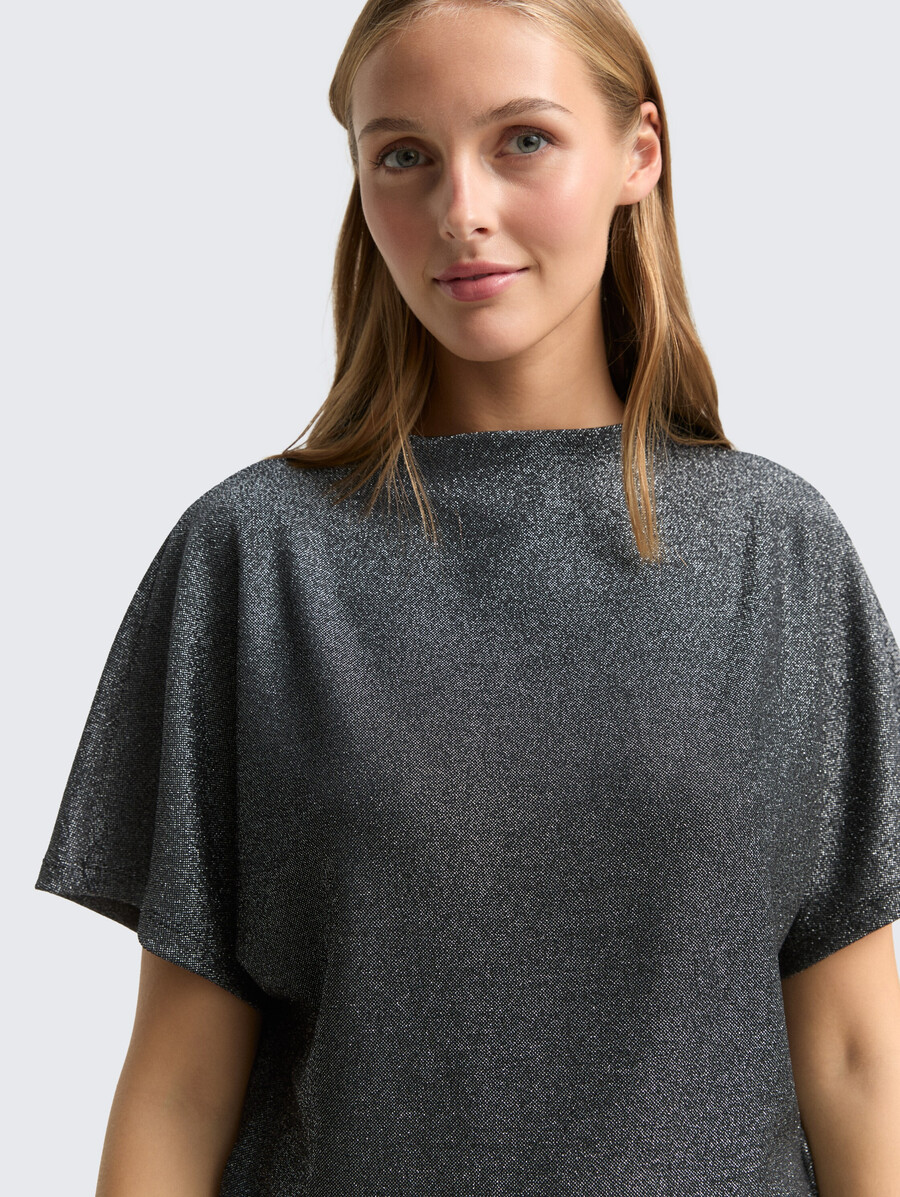 camiseta con purpurina y mangas de murciélago