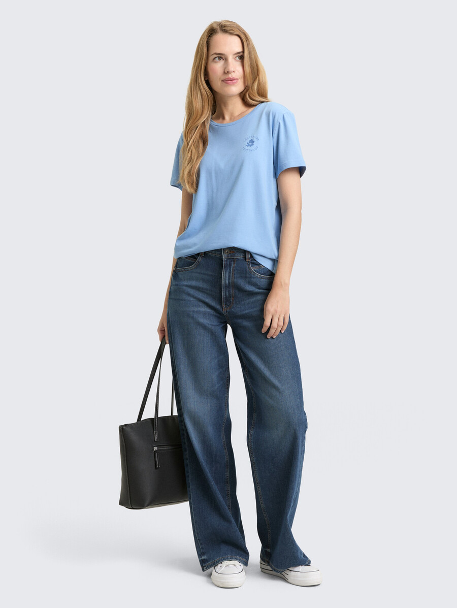 camiseta con bordado floral