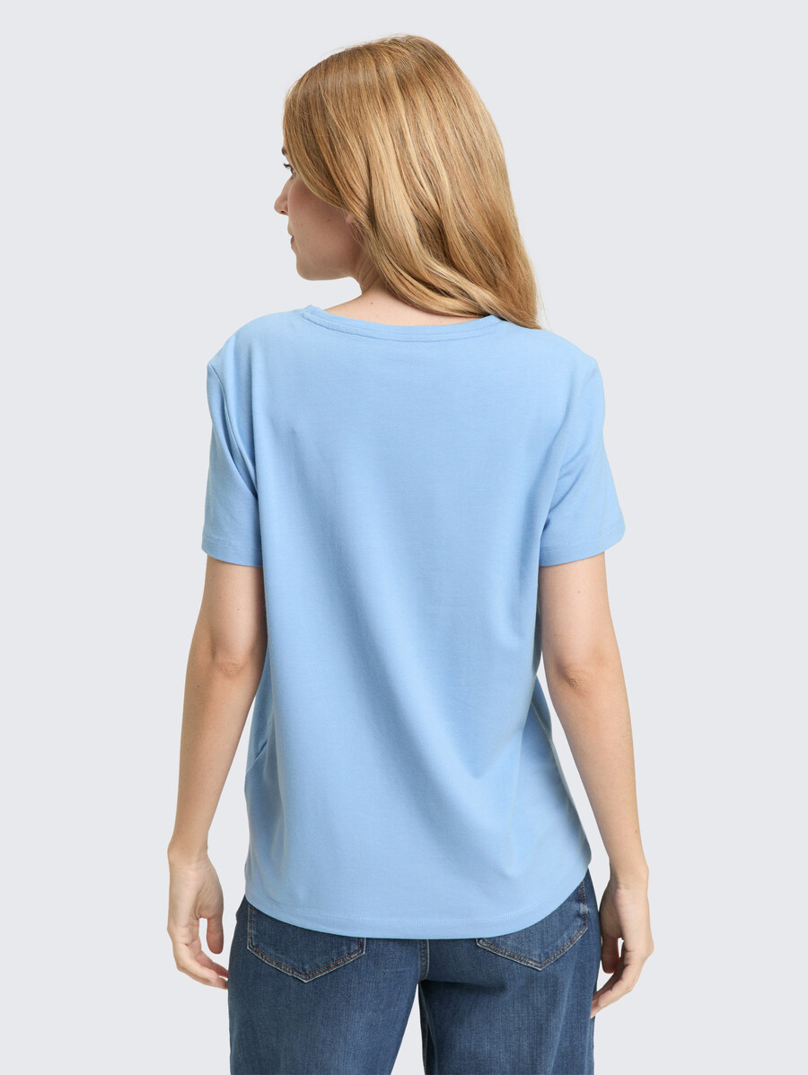 camiseta con bordado floral