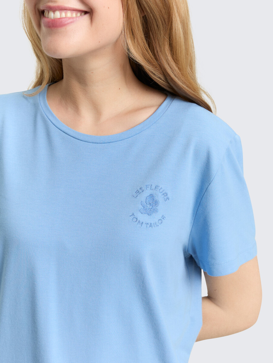 camiseta con bordado floral