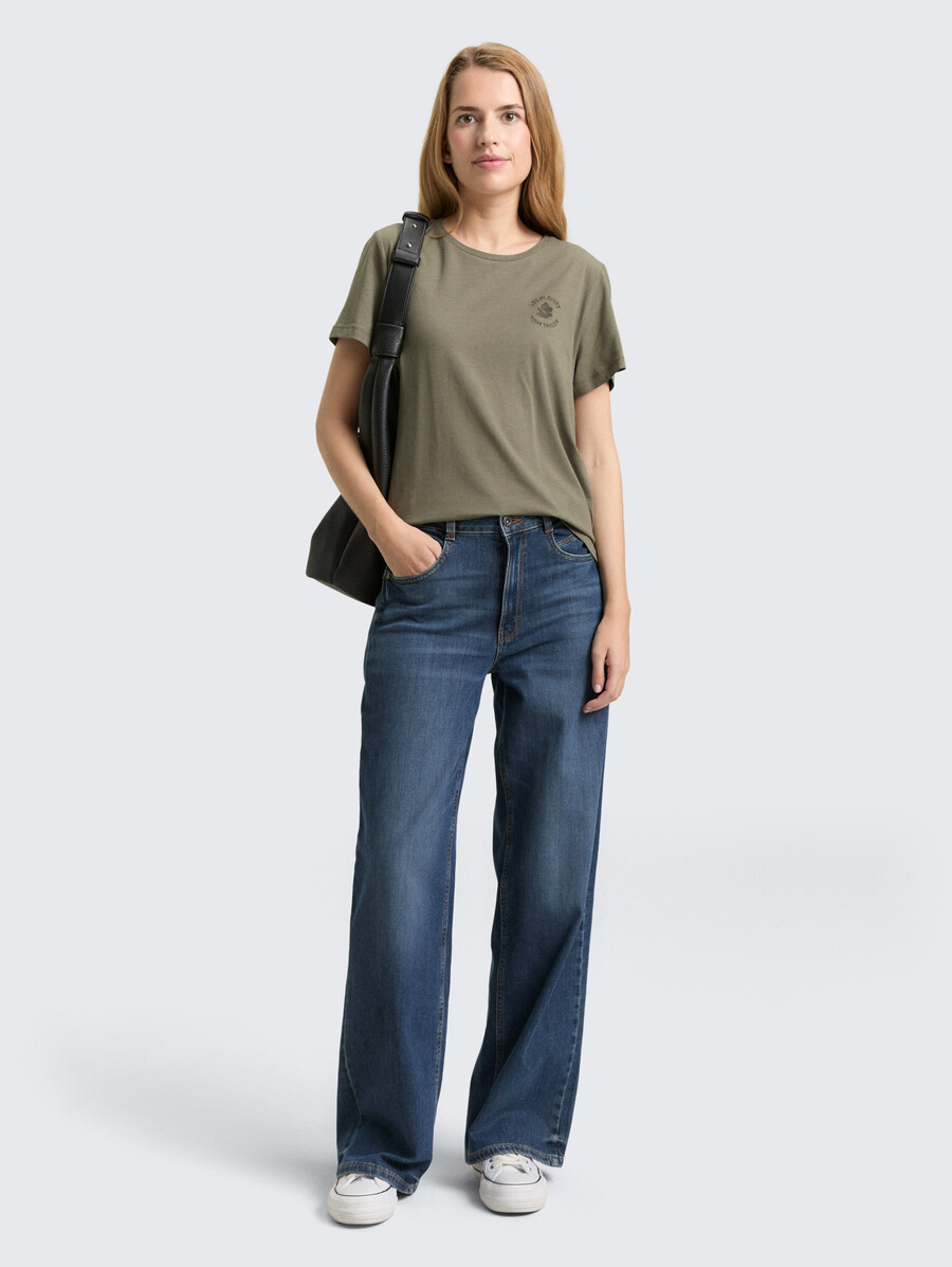 camiseta con bordado floral