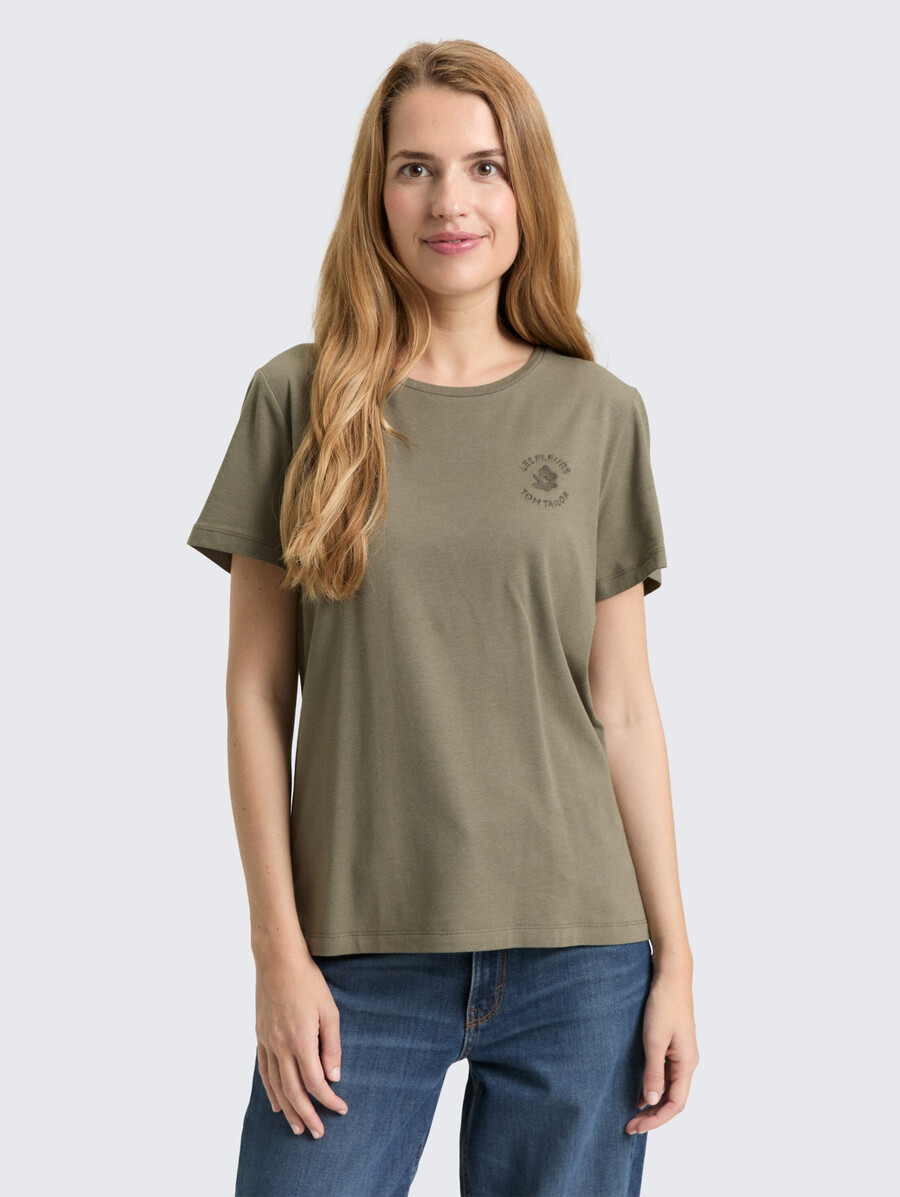 camiseta con bordado floral