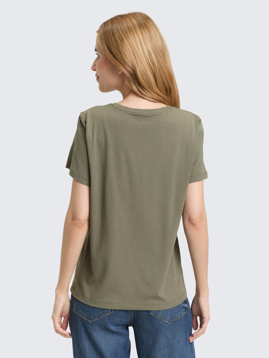camiseta con bordado floral