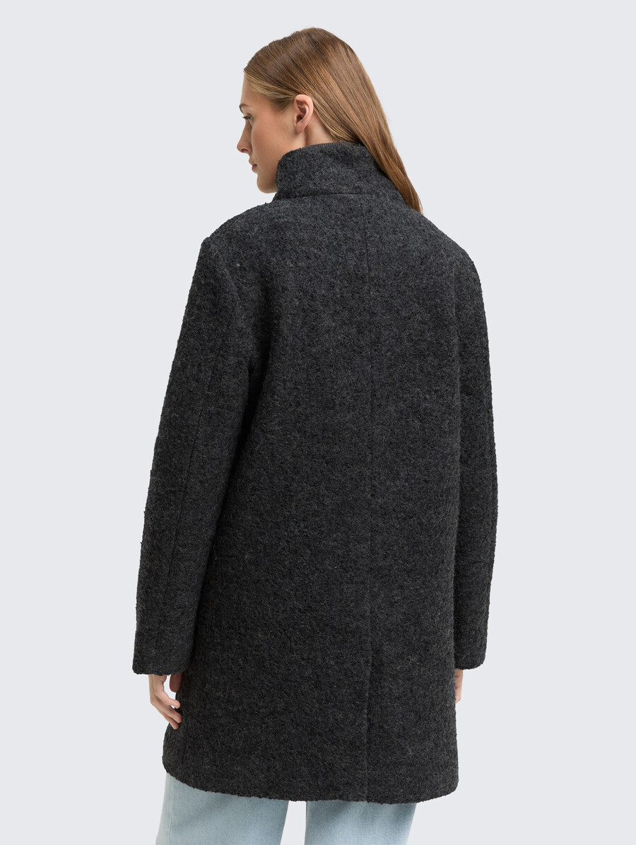 abrigo de lana bouclé con cuello alto