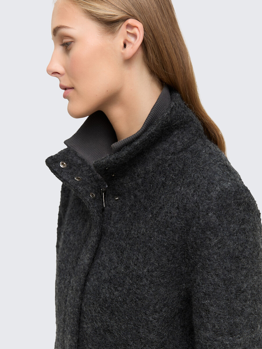 abrigo de lana bouclé con cuello alto