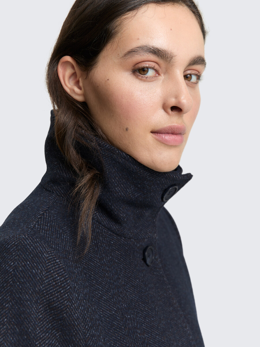 abrigo de lana con cuello alto