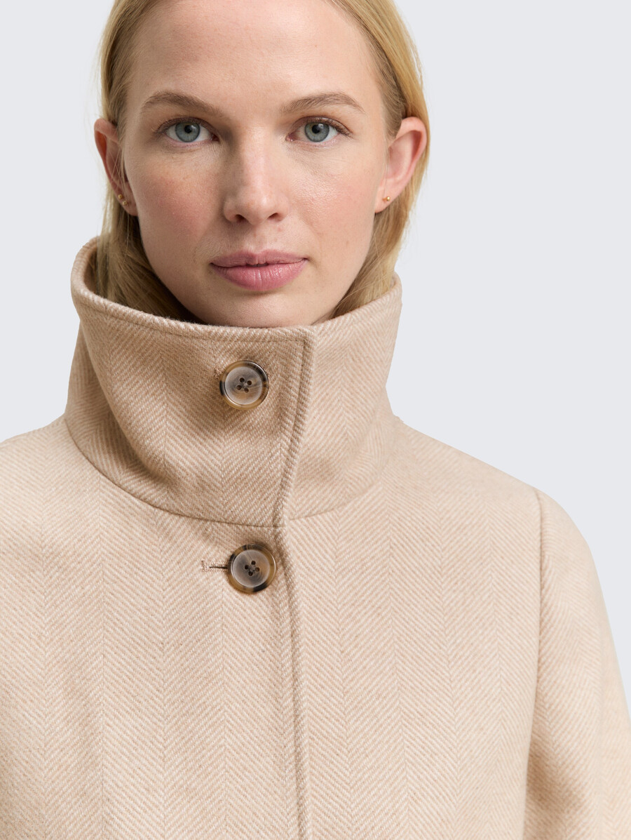 abrigo de lana con cuello alto