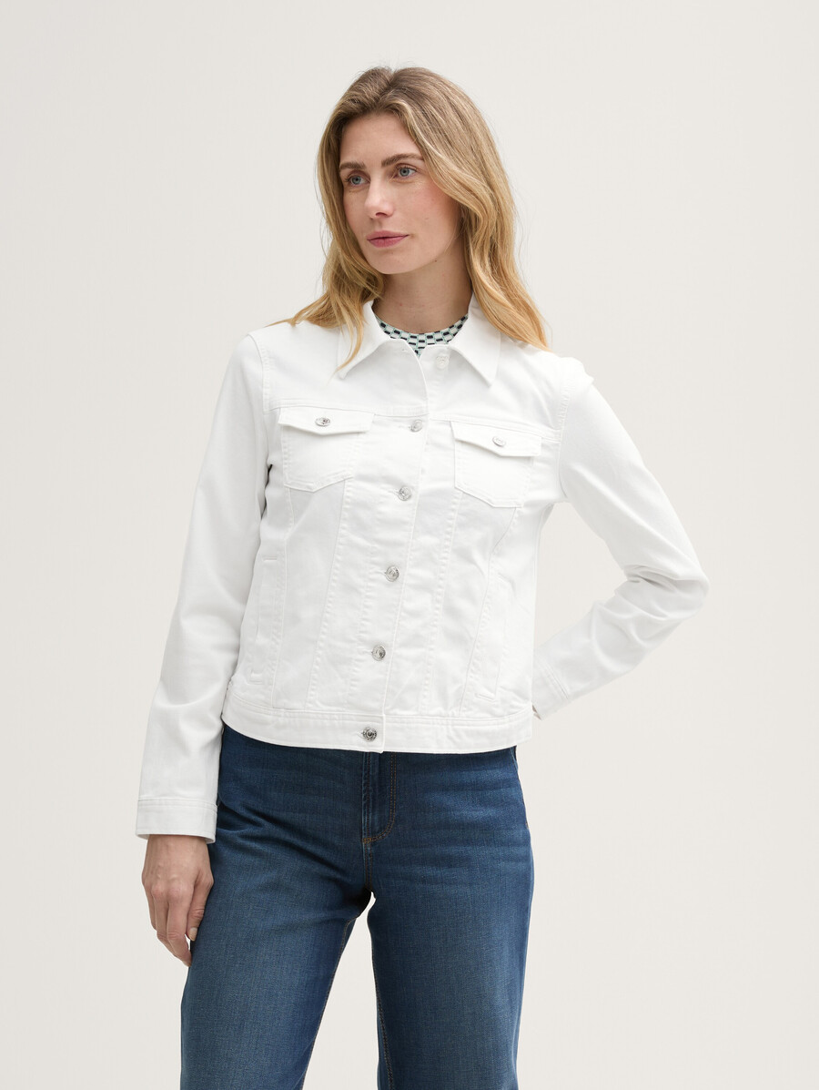chaqueta vaquera con bolsillos abiertos