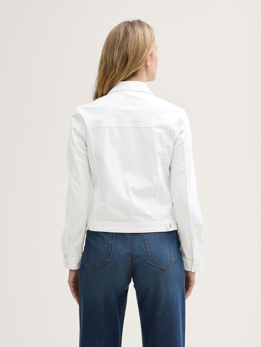 chaqueta vaquera con bolsillos abiertos