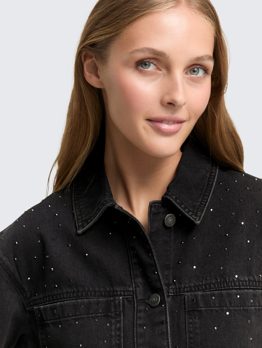 chaqueta vaquera con pedrería