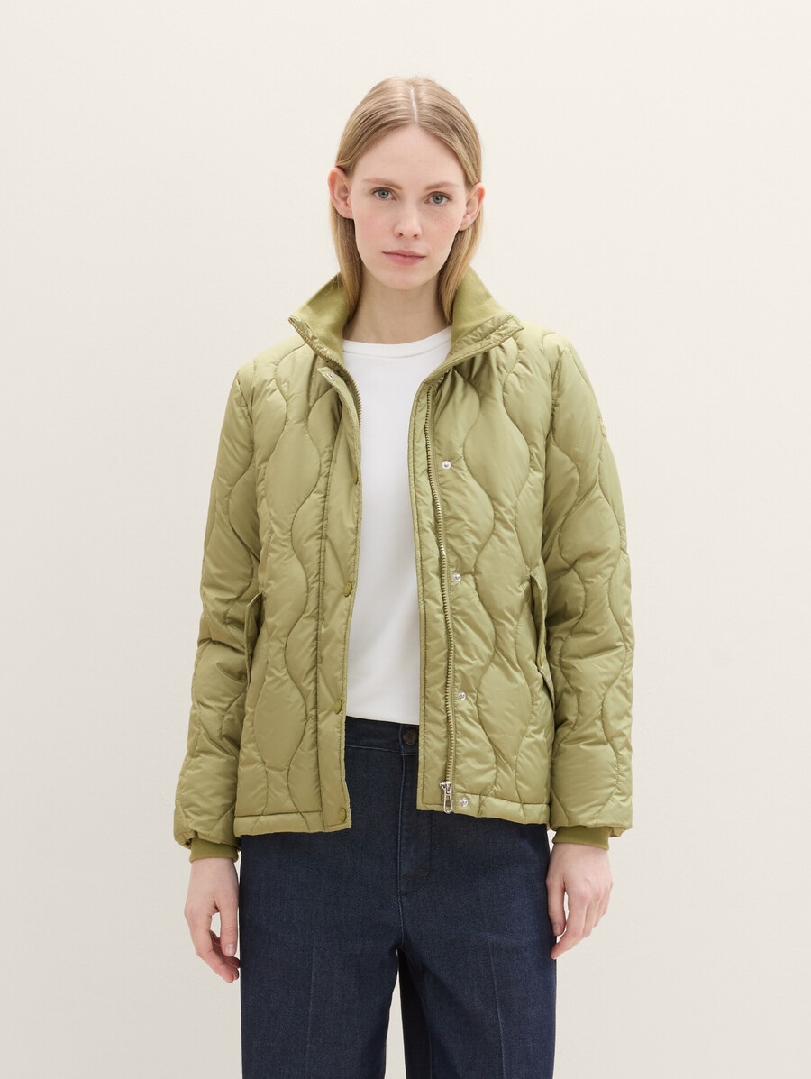 chaqueta fina con capucha