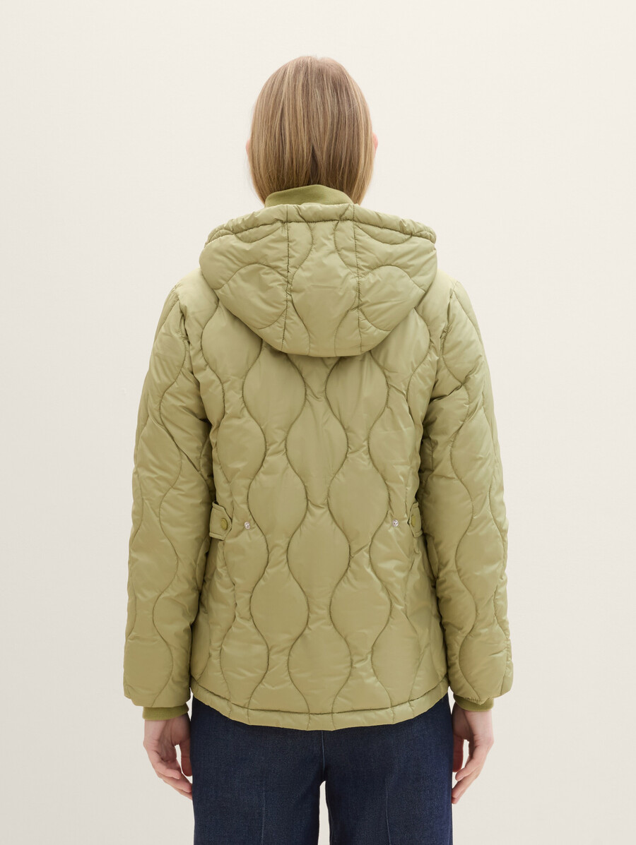 chaqueta fina con capucha