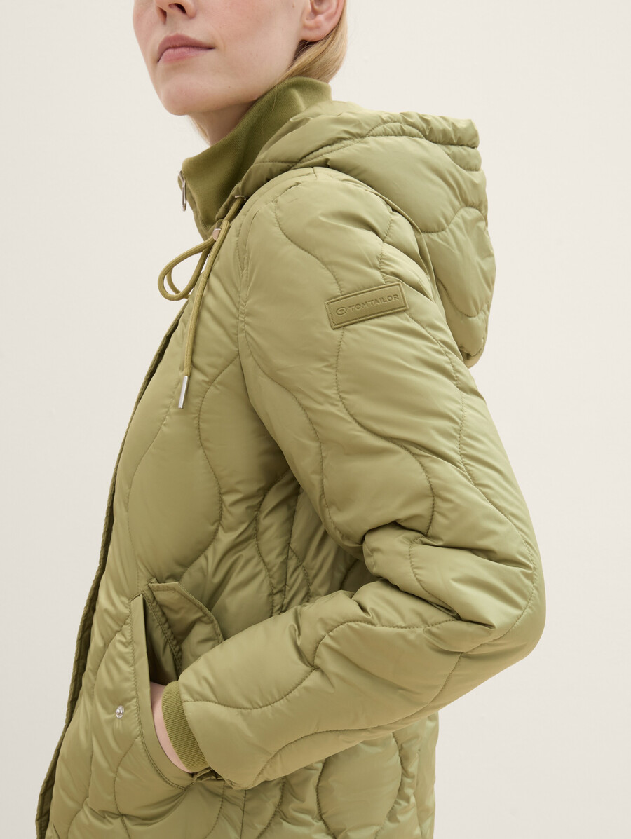 chaqueta fina con capucha