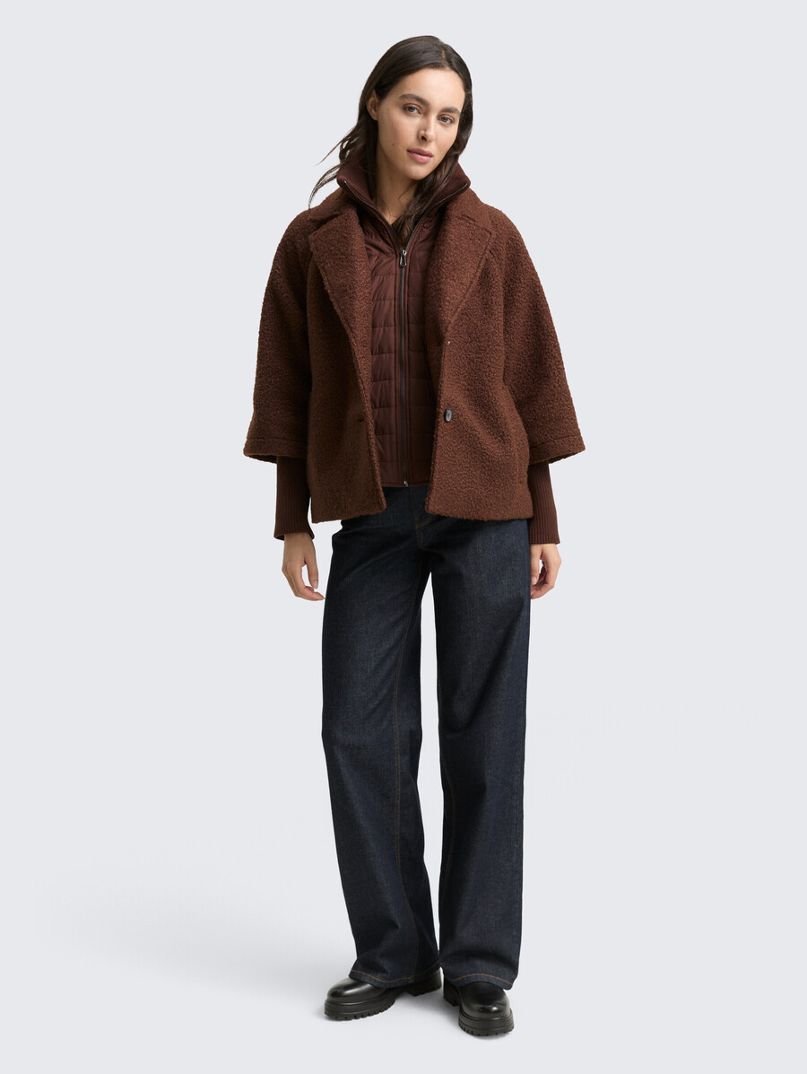 chaqueta tipo capa de bouclé con un look 2 en 1