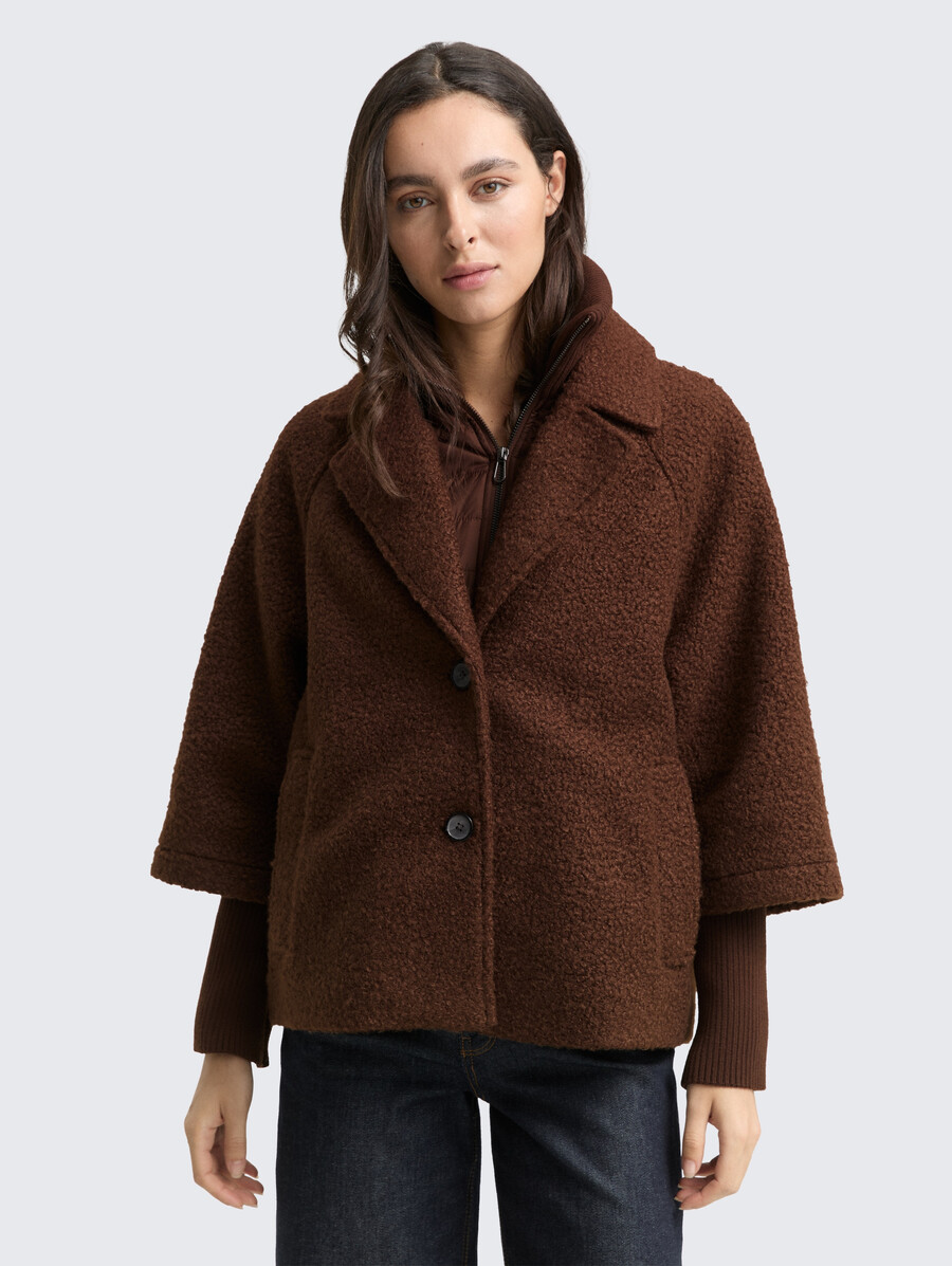 chaqueta tipo capa de bouclé con un look 2 en 1