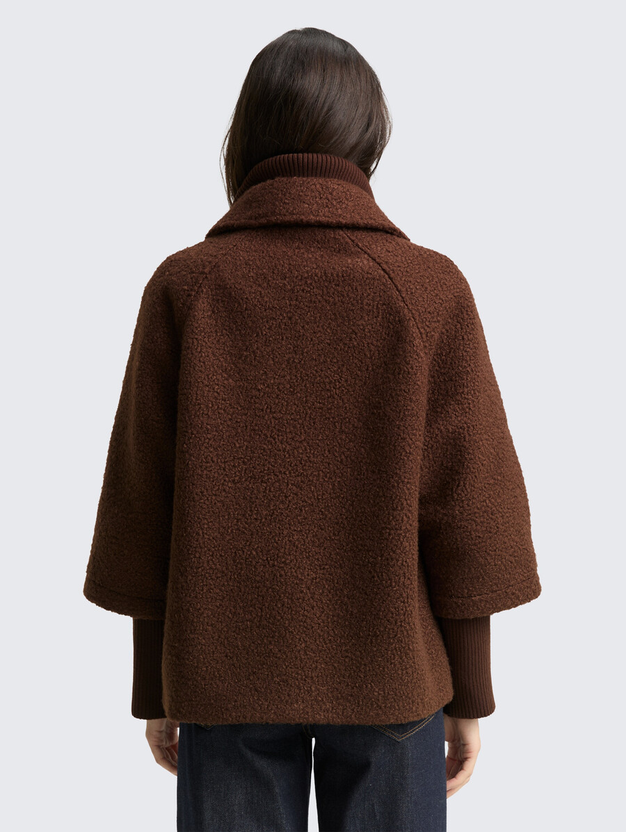 chaqueta tipo capa de bouclé con un look 2 en 1