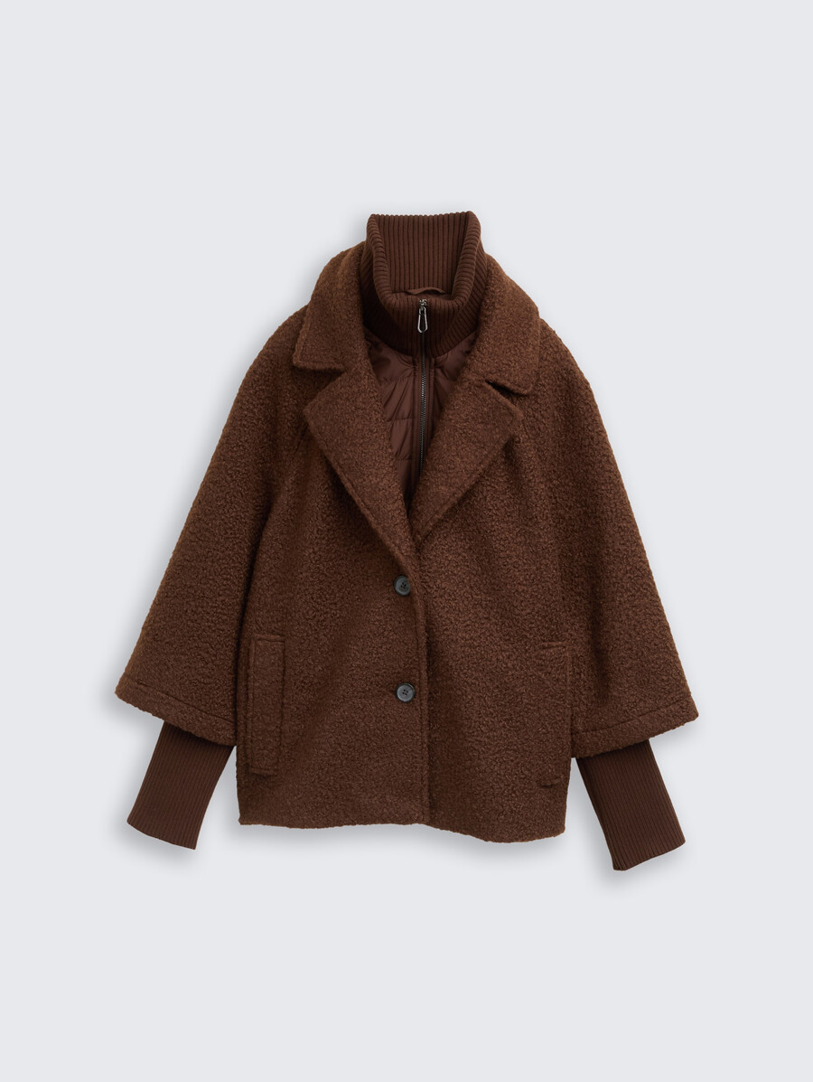 chaqueta tipo capa de bouclé con un look 2 en 1