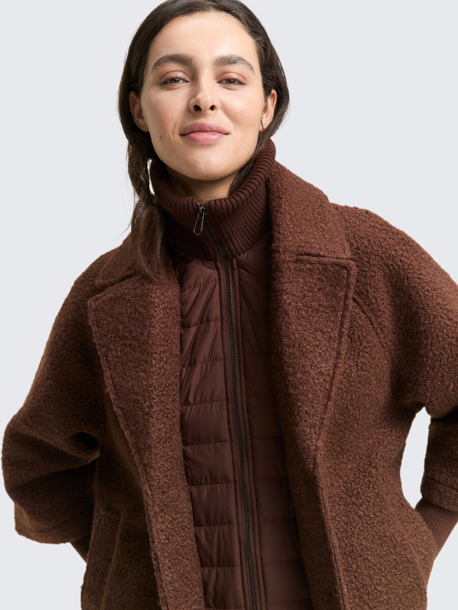 chaqueta tipo capa de bouclé con un look 2 en 1