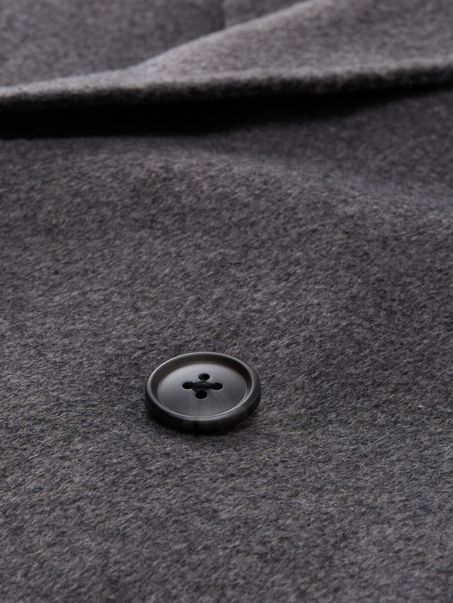 chaqueta tipo cabaña con contenido de lana