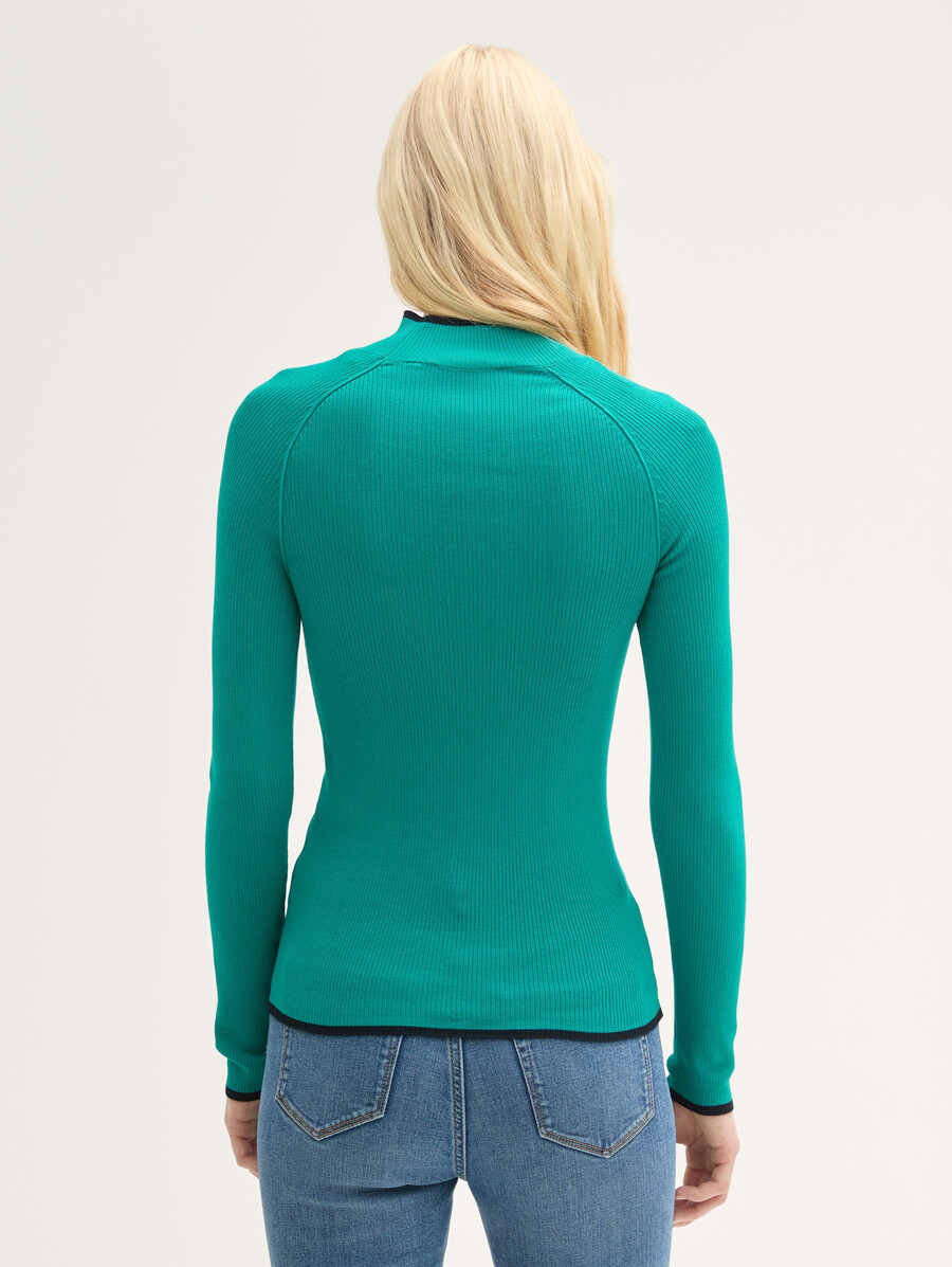 jersey ajustado de canalé con cuello alto