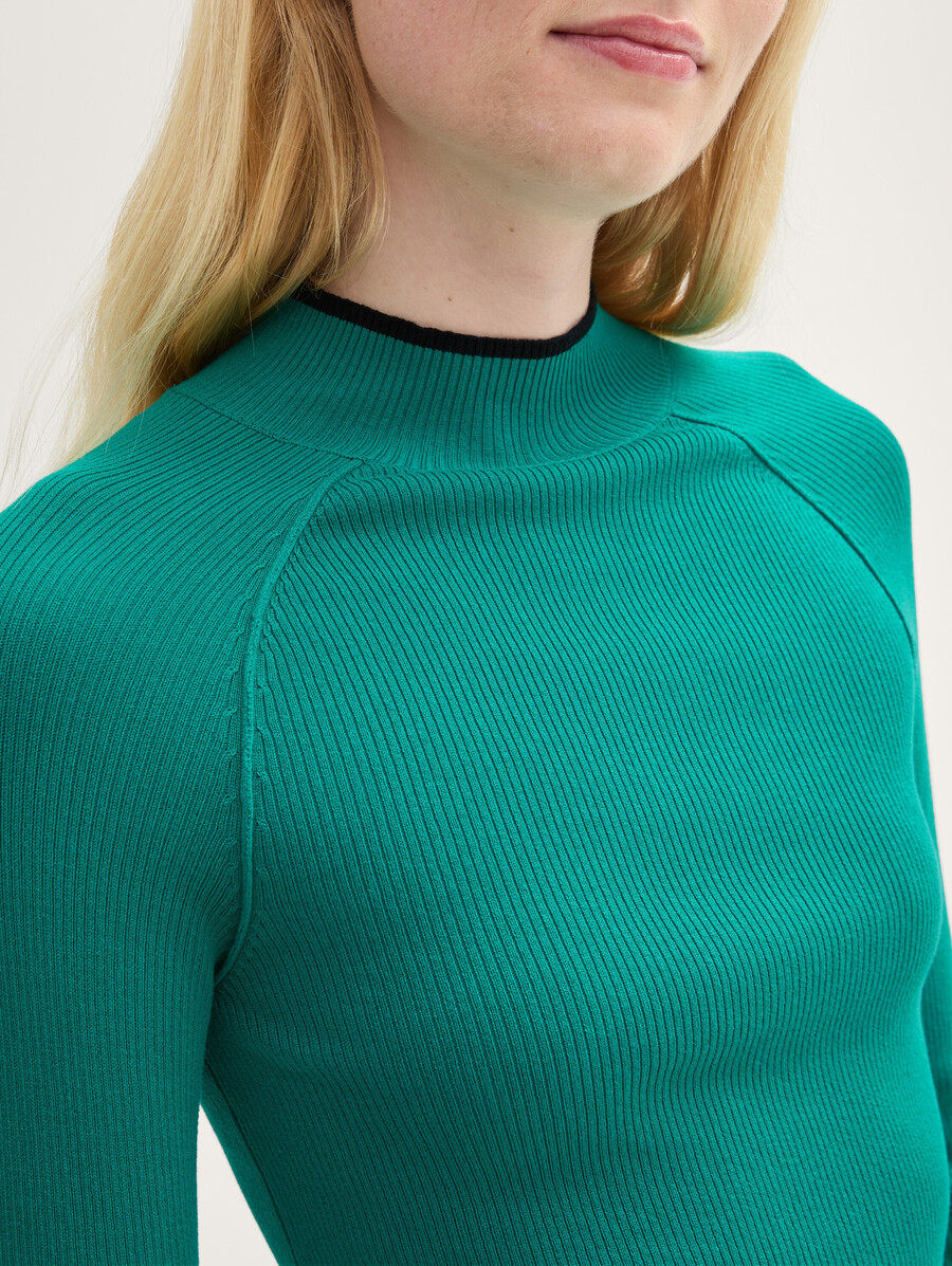 jersey ajustado de canalé con cuello alto