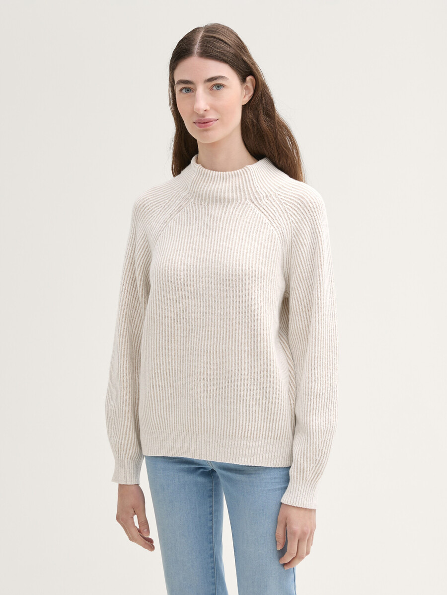 suéter de canalé con cuello alto