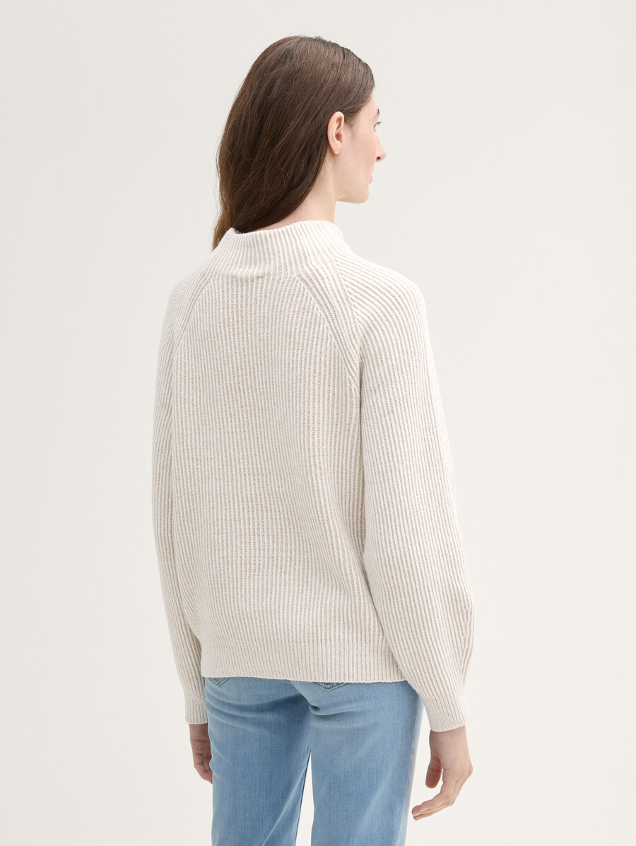 suéter de canalé con cuello alto