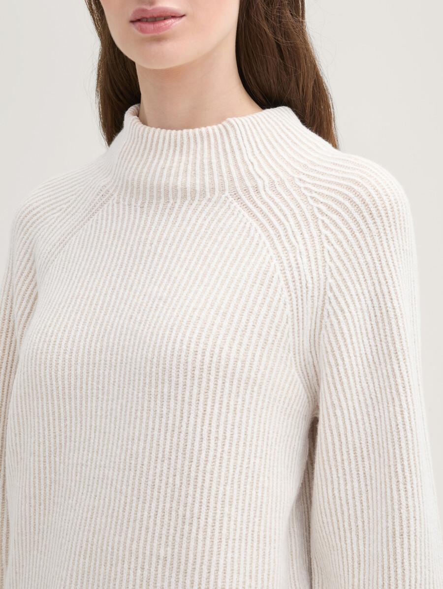 suéter de canalé con cuello alto