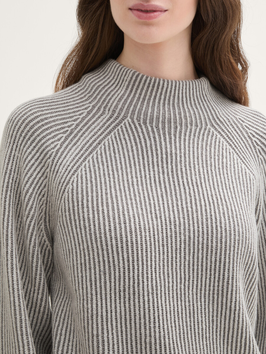 suéter de canalé con cuello alto
