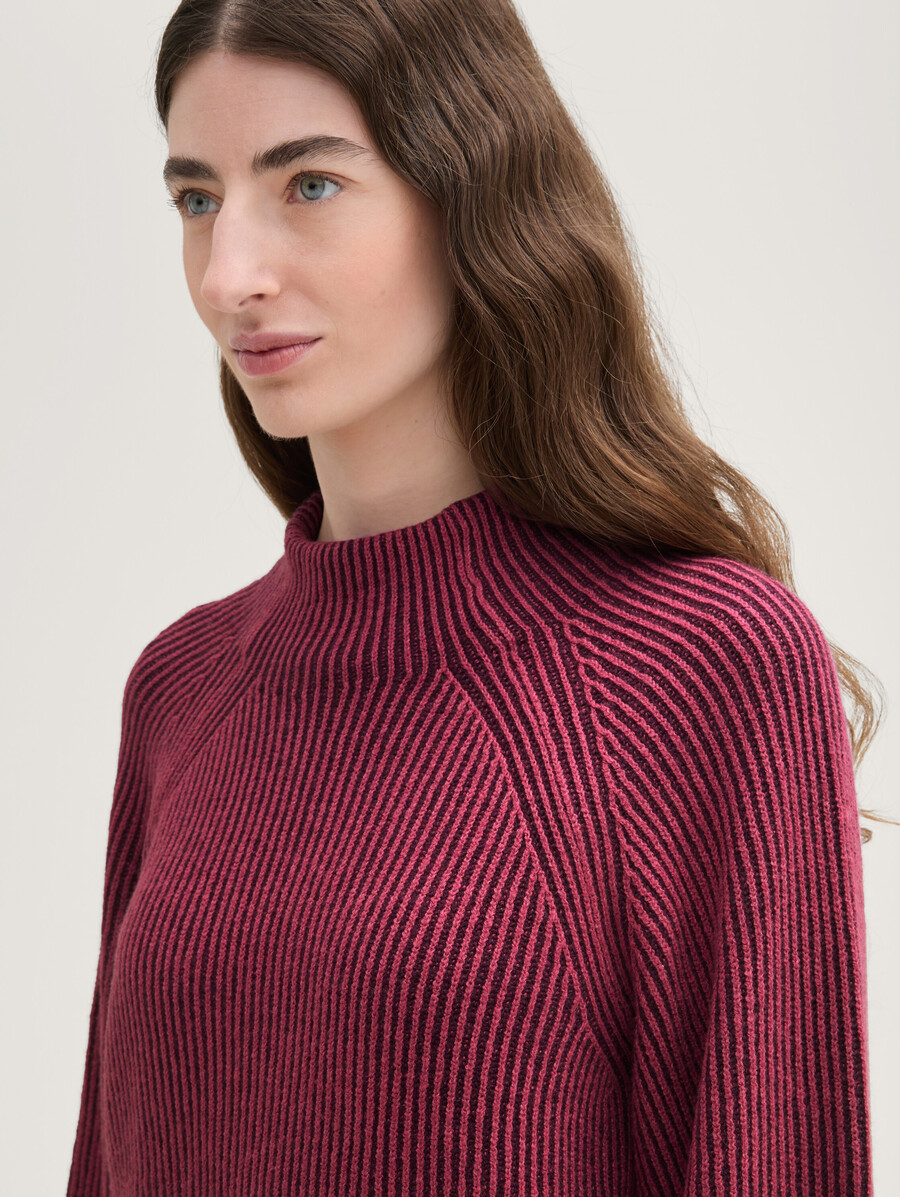 suéter de canalé con cuello alto