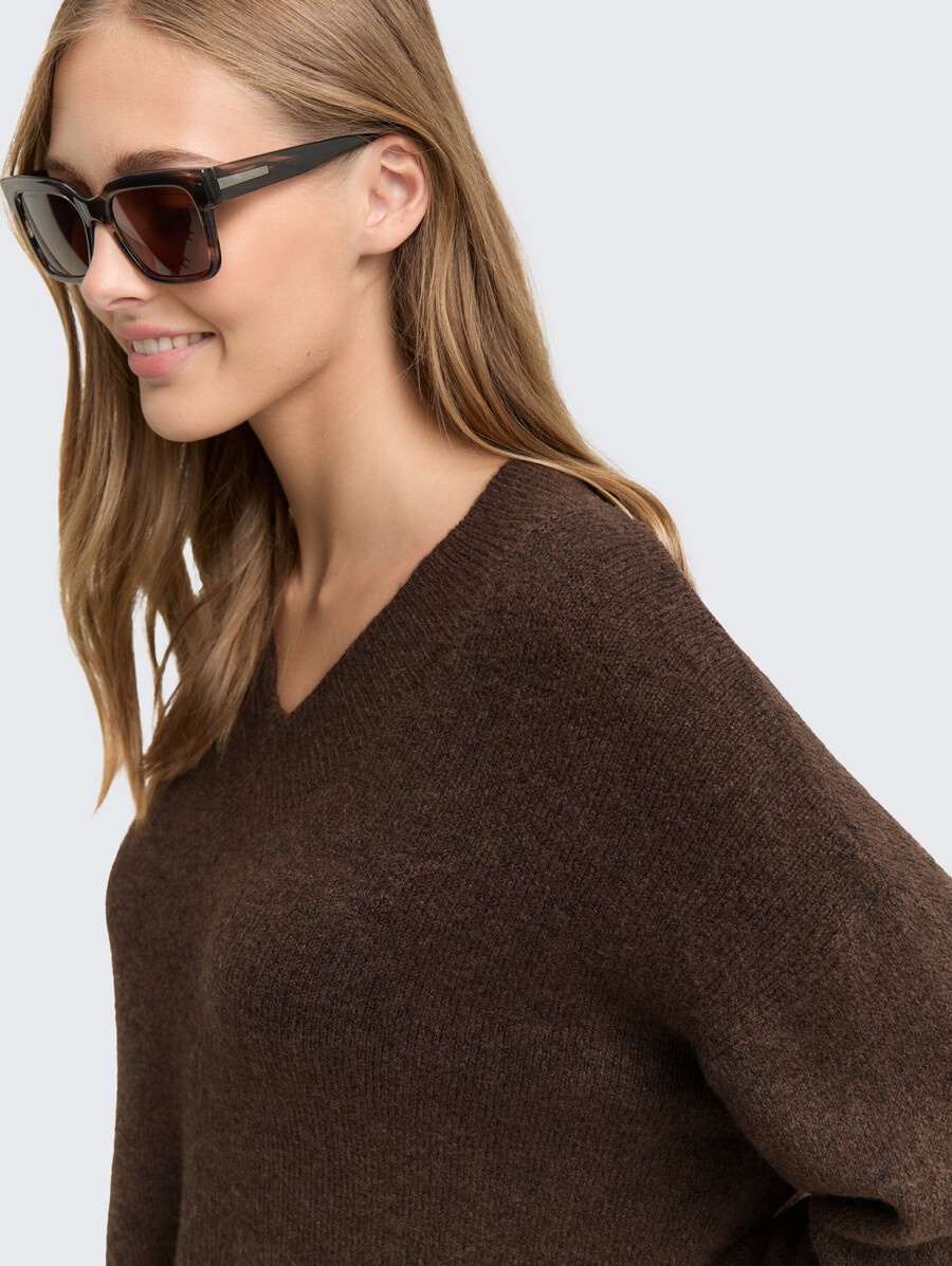 jersey de punto largo con escote en pico