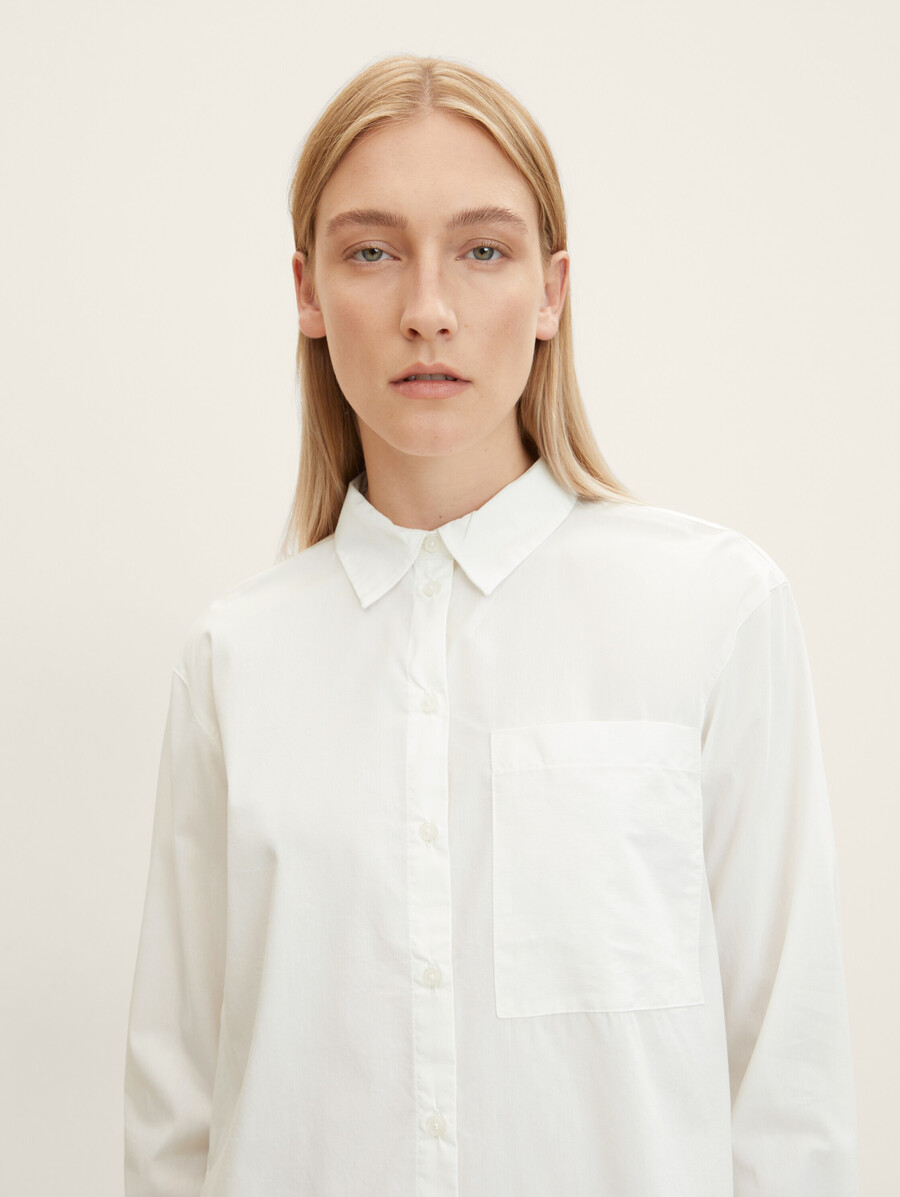 blusa con bolsillo de parche en el pecho