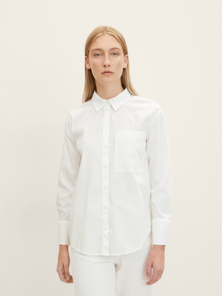 blusa con bolsillo de parche en el pecho