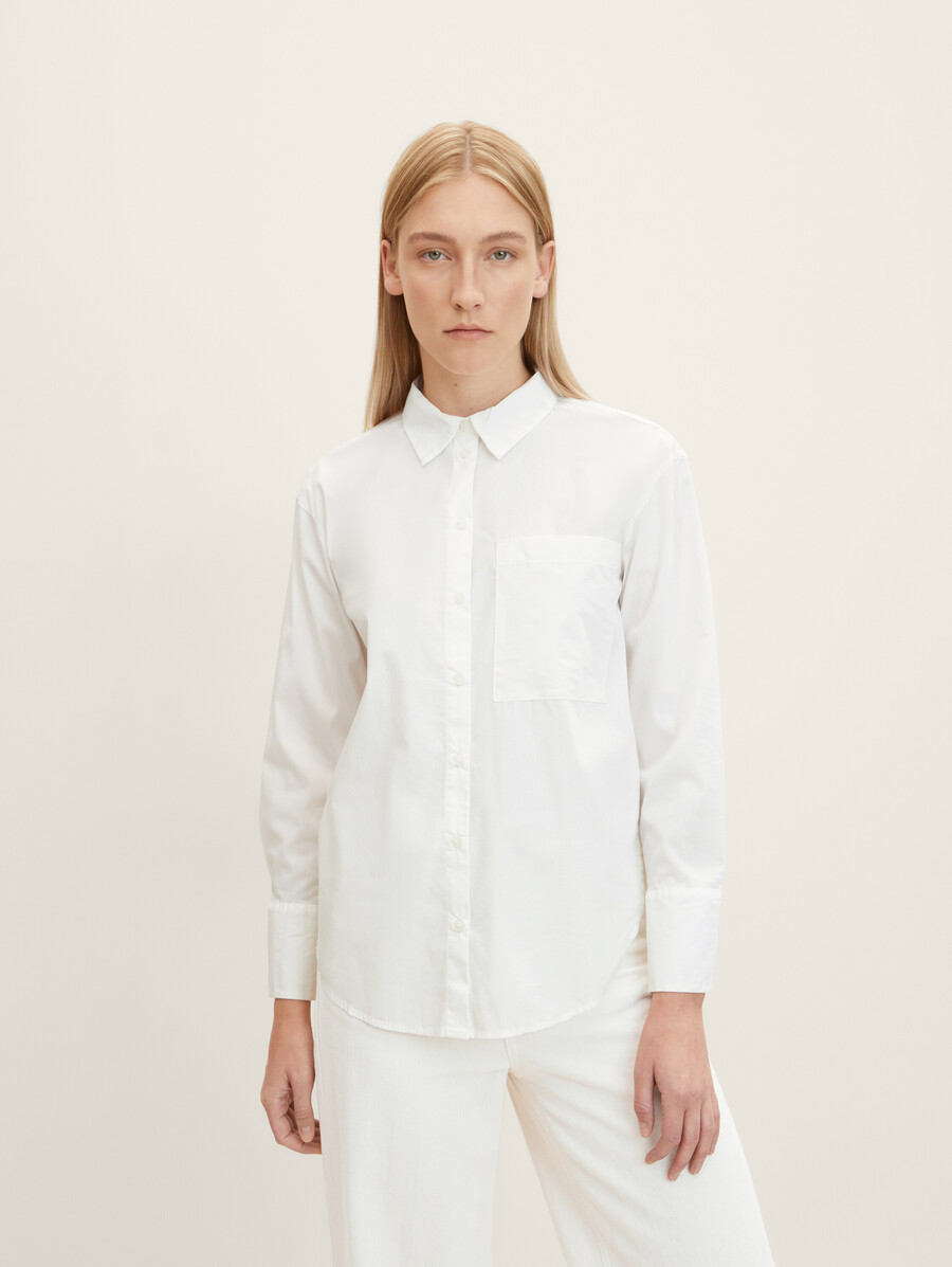 blusa con bolsillo de parche en el pecho