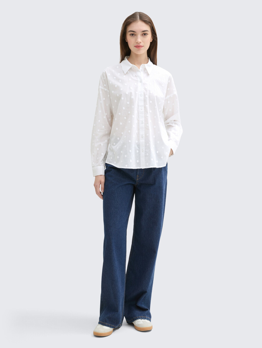 blusa camisera con textura de lunares
