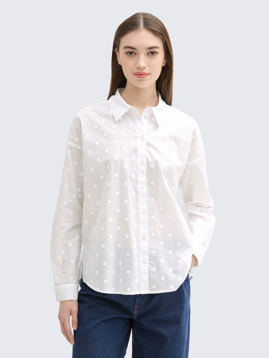 blusa camisera con textura de lunares