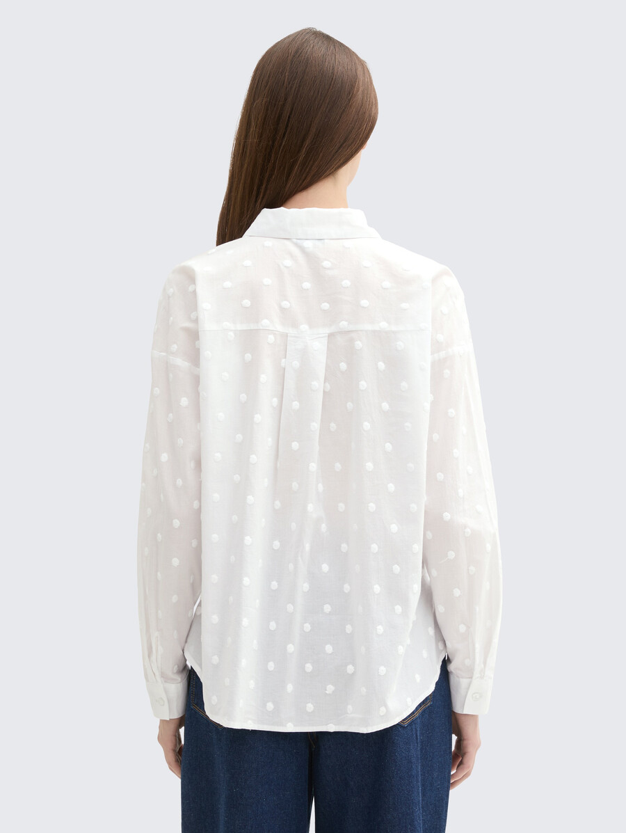 blusa camisera con textura de lunares